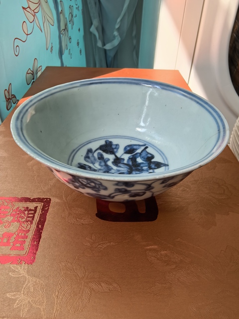 古玩陶瓷花卉紋青花碗真品鑒賞圖