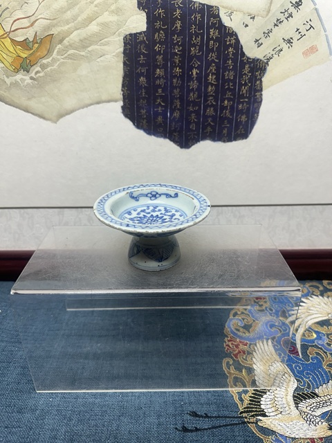 古玩陶瓷清中期青花纏枝紋高足供盤拍賣,當前價格569元