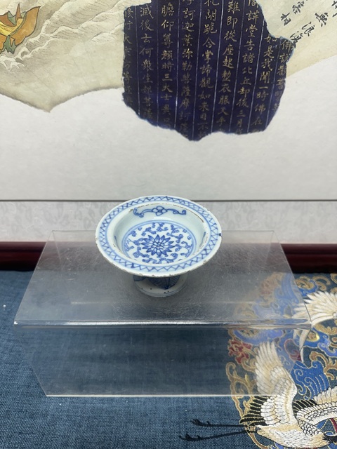 古玩陶瓷清中期青花纏枝紋高足供盤拍賣,當前價格569元