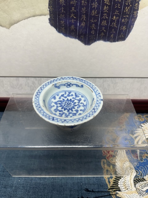 古玩陶瓷清中期青花纏枝紋高足供盤拍賣,當前價格569元