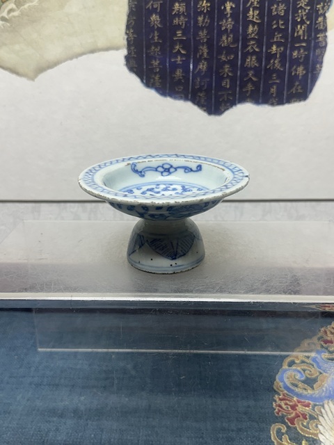 古玩陶瓷清中期青花纏枝紋高足供盤拍賣,當前價格569元