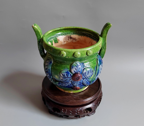 古玩陶瓷清·三彩貼塑花卉紋雙耳爐拍賣，當(dāng)前價(jià)格1036元