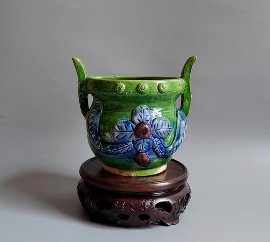 古玩陶瓷清·三彩貼塑花卉紋雙耳爐拍賣，當(dāng)前價(jià)格1036元