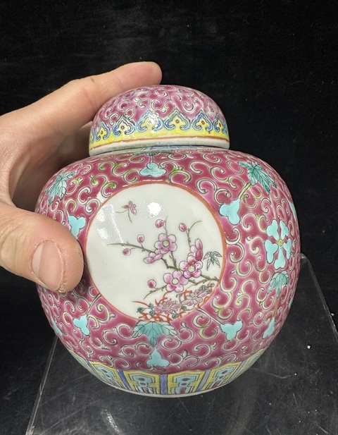 古玩陶瓷胭脂地粉彩開窗花卉紋蓋罐拍賣,當(dāng)前價格2500元