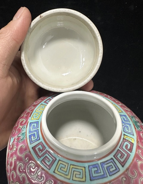 古玩陶瓷胭脂地粉彩開窗花卉紋蓋罐拍賣,當(dāng)前價格2500元