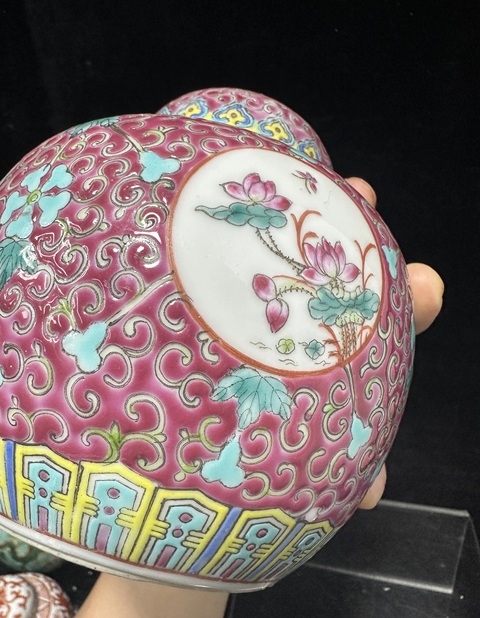 古玩陶瓷胭脂地粉彩開窗花卉紋蓋罐拍賣,當(dāng)前價格2500元