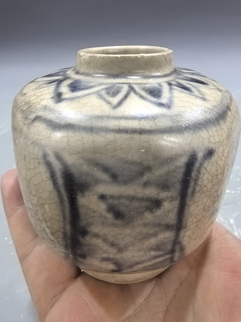 古玩陶瓷青花花卉紋罐真品鑒賞圖