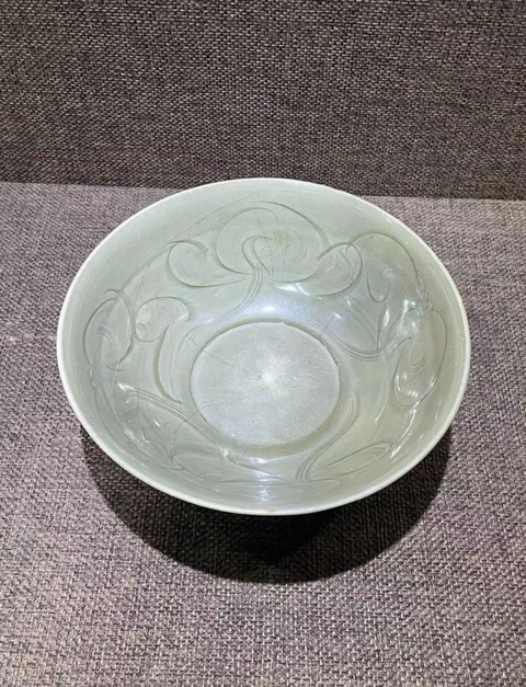 古玩陶瓷北宋龍泉金村窯刻花蓮子碗拍賣，當(dāng)前價(jià)格6800元
