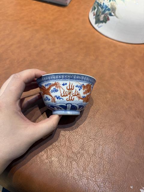 古玩陶瓷青花粉紅龍紋茶碗真品鑒賞圖