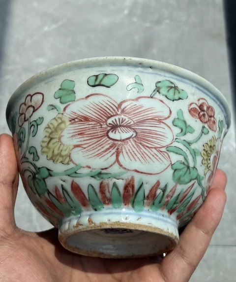 古玩陶瓷青花五彩花卉紋碗真品鑒賞圖