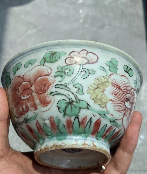 古玩陶瓷青花五彩花卉紋碗真品鑒賞圖