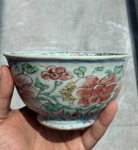 古玩陶瓷青花五彩花卉紋碗真品鑒賞圖