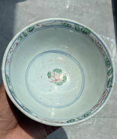 古玩陶瓷青花五彩花卉紋碗真品鑒賞圖