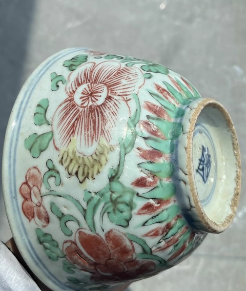 古玩陶瓷青花五彩花卉紋碗真品鑒賞圖