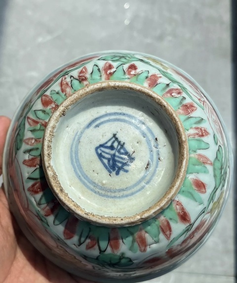 古玩陶瓷青花五彩花卉紋碗真品鑒賞圖