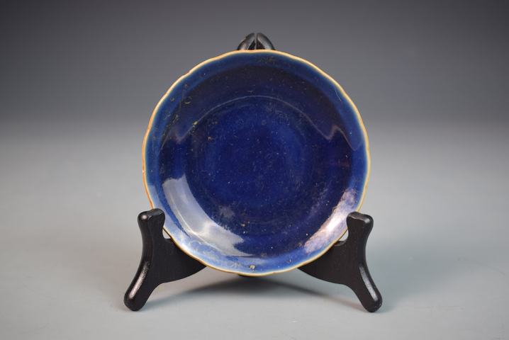 古玩陶瓷藍釉描金小盤真品鑒賞圖
