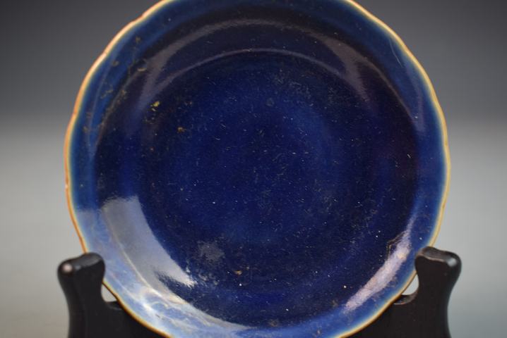 古玩陶瓷藍釉描金小盤真品鑒賞圖