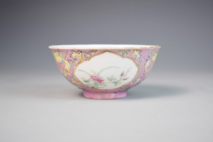 古玩陶瓷粉彩花卉碗真品鑒賞圖