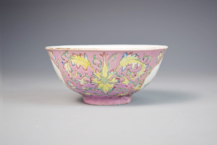 古玩陶瓷粉彩花卉碗真品鑒賞圖