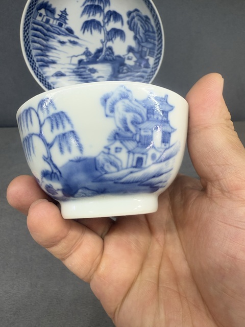 古玩陶瓷乾隆·青花山水人物紋杯碟一套 真品鑒賞圖