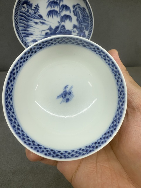 古玩陶瓷乾隆·青花山水人物紋杯碟一套 真品鑒賞圖
