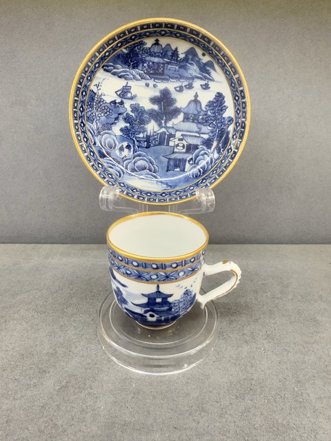古玩陶瓷樓臺亭閣山水紋青花杯盤真品鑒賞圖