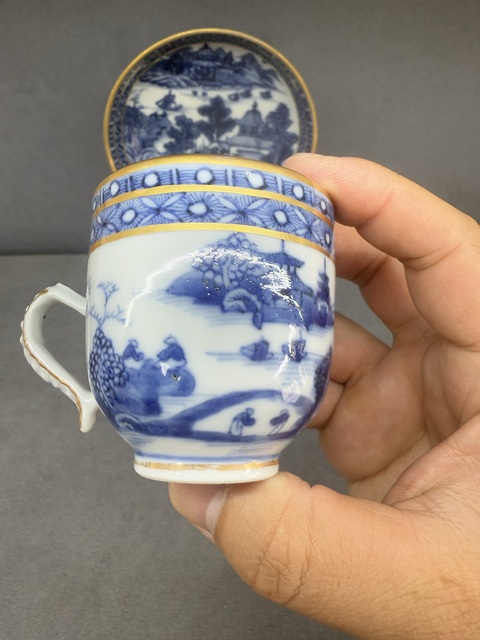 古玩陶瓷樓臺亭閣山水紋青花杯盤真品鑒賞圖