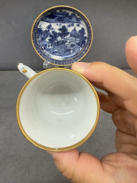 古玩陶瓷樓臺亭閣山水紋青花杯盤真品鑒賞圖
