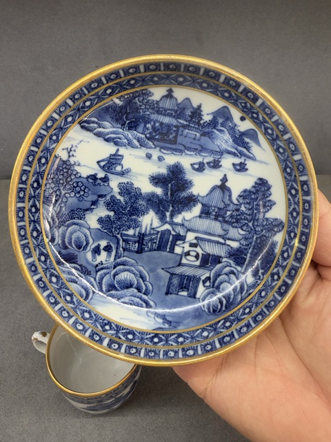 古玩陶瓷樓臺亭閣山水紋青花杯盤真品鑒賞圖