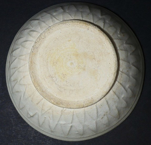 古玩陶瓷白釉印花碗真品鑒賞圖