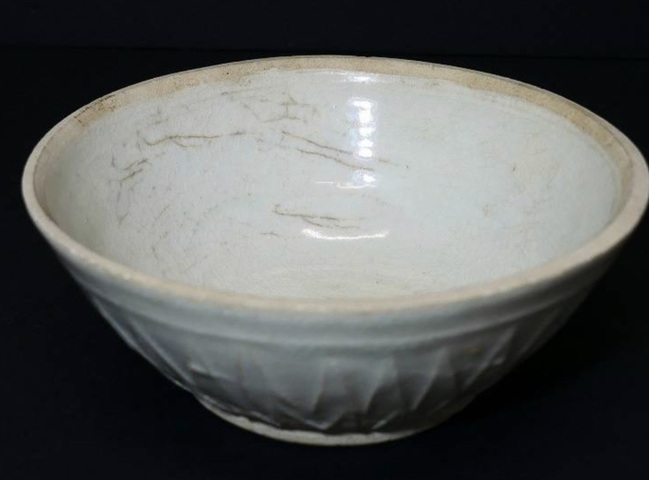 古玩陶瓷白釉印花碗真品鑒賞圖