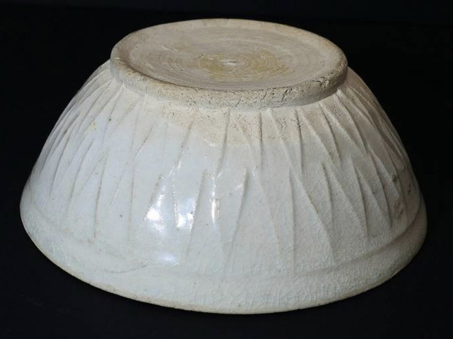 古玩陶瓷白釉印花碗真品鑒賞圖