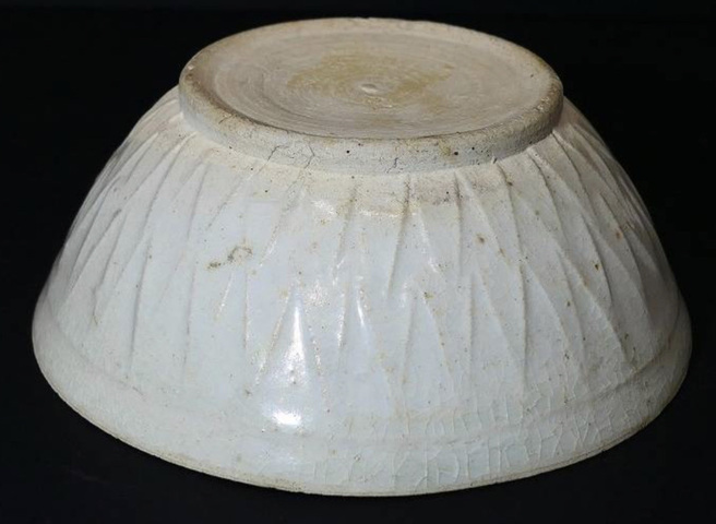 古玩陶瓷白釉印花碗真品鑒賞圖