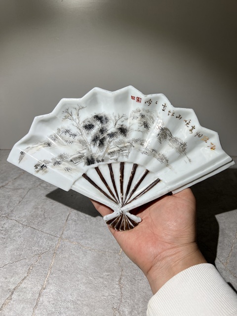 古玩陶瓷礬紅墨彩山水紋扇形盤真品鑒賞圖