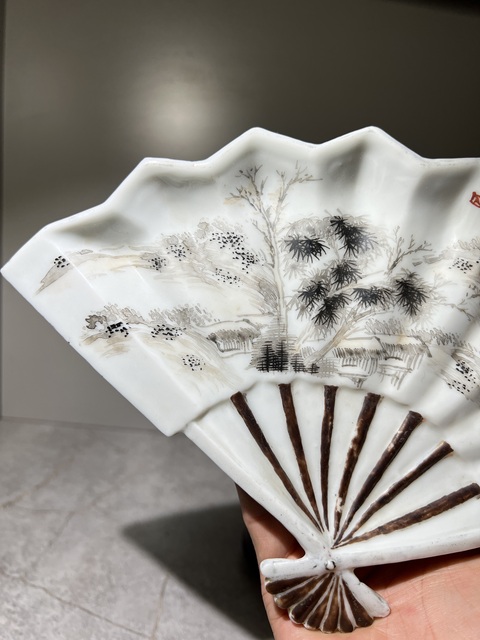 古玩陶瓷礬紅墨彩山水紋扇形盤真品鑒賞圖