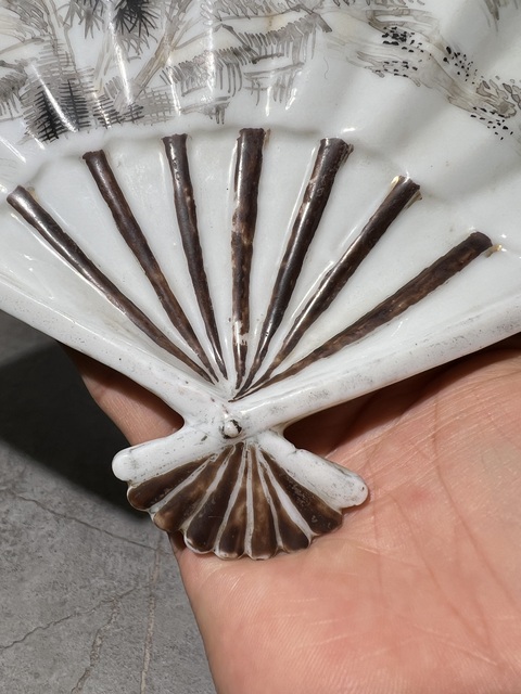 古玩陶瓷礬紅墨彩山水紋扇形盤真品鑒賞圖