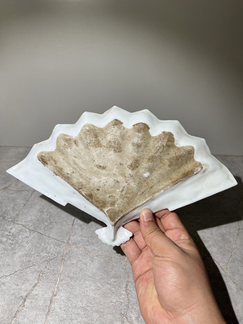 古玩陶瓷礬紅墨彩山水紋扇形盤真品鑒賞圖
