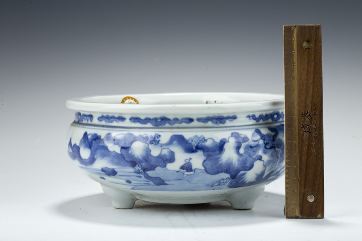 古玩陶瓷清中期·德化窯青花山水人物紋三足爐真品鑒賞圖