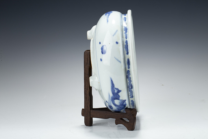 古玩陶瓷清中期·德化窯青花山水人物紋三足爐真品鑒賞圖