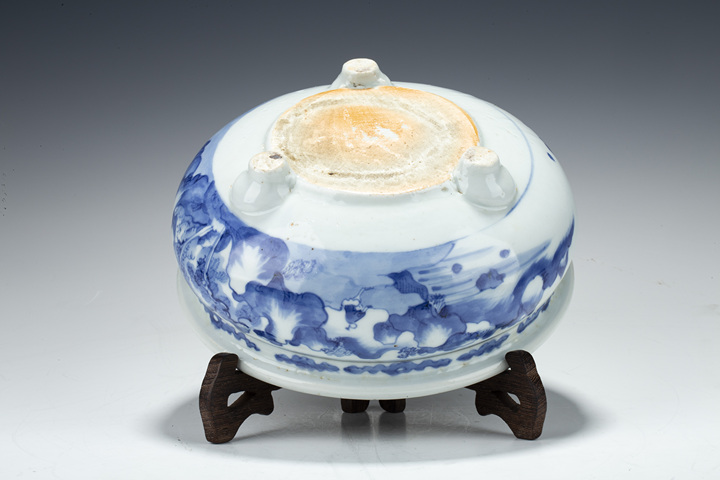 古玩陶瓷清中期·德化窯青花山水人物紋三足爐真品鑒賞圖