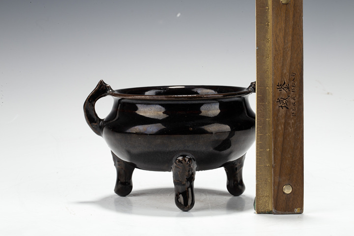 古玩陶瓷清光緒·醬釉雙耳三足爐拍賣,當(dāng)前價(jià)格1660元