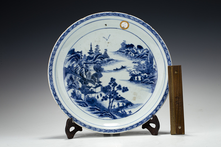 古玩陶瓷清乾隆·青花山水人物紋折沿盤拍賣,當前價格4992元