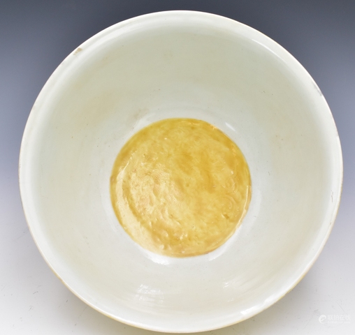古玩陶瓷黃釉暗刻花卉紋碗真品鑒賞圖