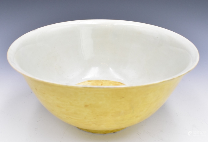 古玩陶瓷黃釉暗刻花卉紋碗真品鑒賞圖