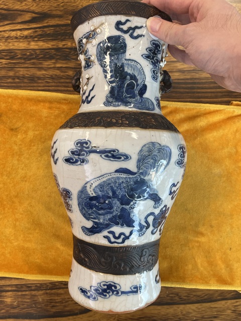 古玩陶瓷哥釉青花獅子紋雙耳瓶真品鑒賞圖