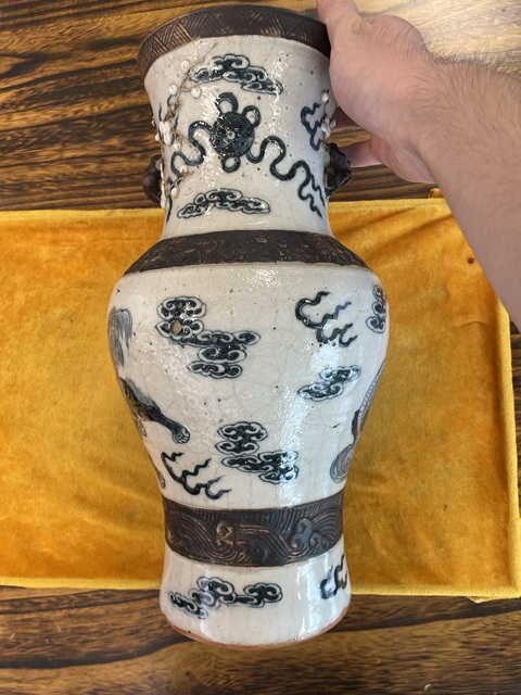 古玩陶瓷哥釉青花獅子紋雙耳瓶真品鑒賞圖