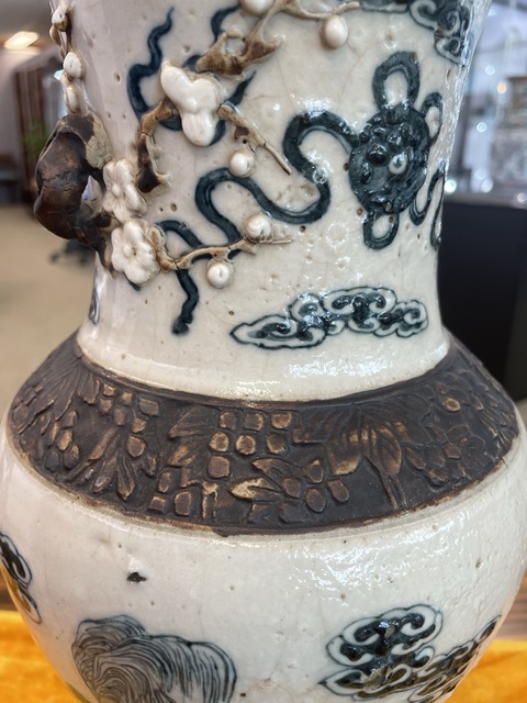 古玩陶瓷哥釉青花獅子紋雙耳瓶真品鑒賞圖
