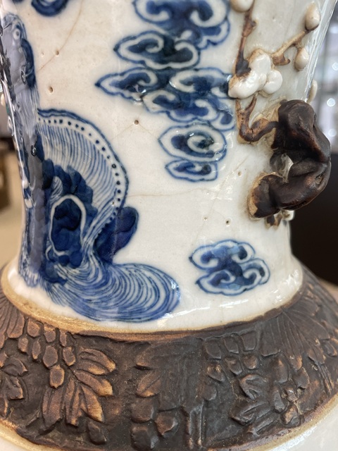 古玩陶瓷哥釉青花獅子紋雙耳瓶真品鑒賞圖
