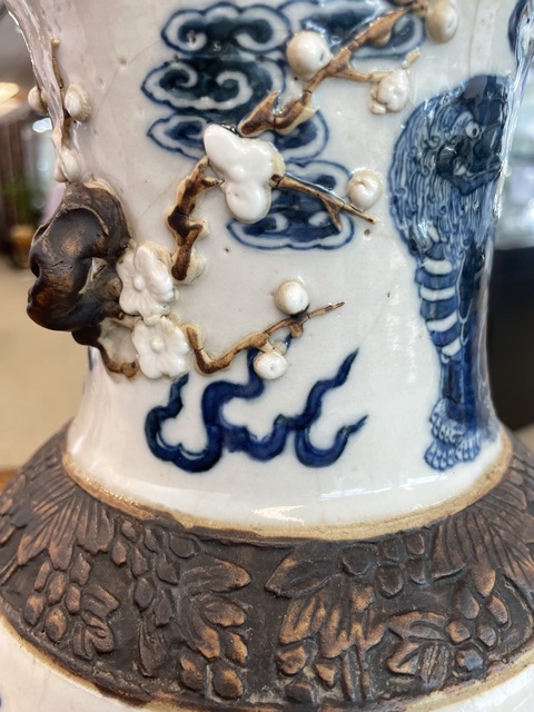 古玩陶瓷哥釉青花獅子紋雙耳瓶真品鑒賞圖