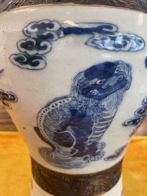 古玩陶瓷哥釉青花獅子紋雙耳瓶真品鑒賞圖